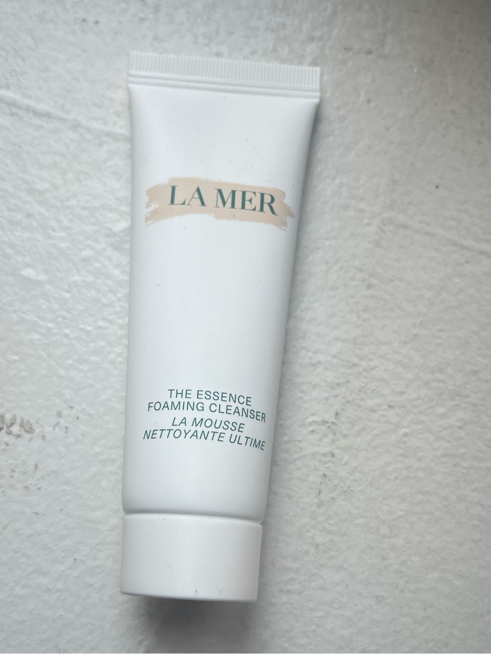 La Mer The Essence Foaming Cleanser — White with Beige Logo